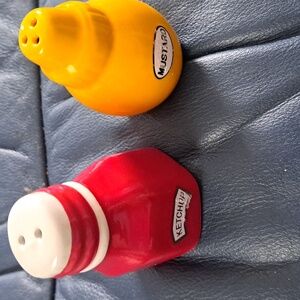 Set of salt & pepper shakers.  Ketchup & Mustard.  3" high Novelty Collectable